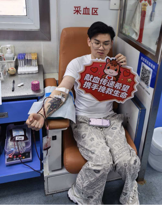 00后青年的无私奉献